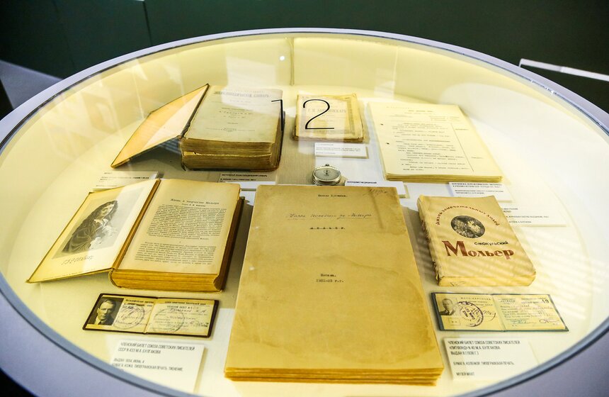 Выставка "Булгаков vs Маяковский" в галерее "На Шаболовке" 23 фото