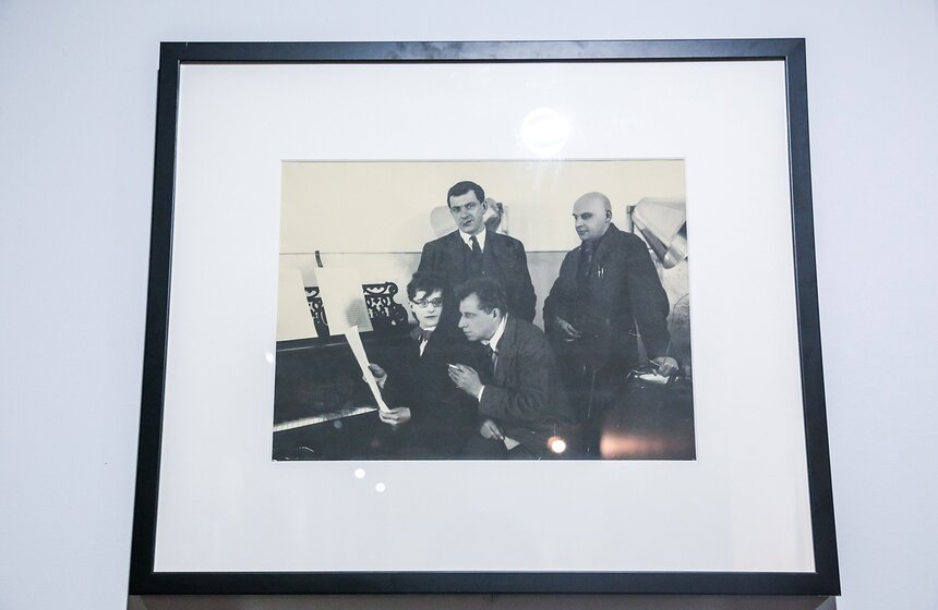 Выставка "Булгаков vs Маяковский" в галерее "На Шаболовке" 28 фото