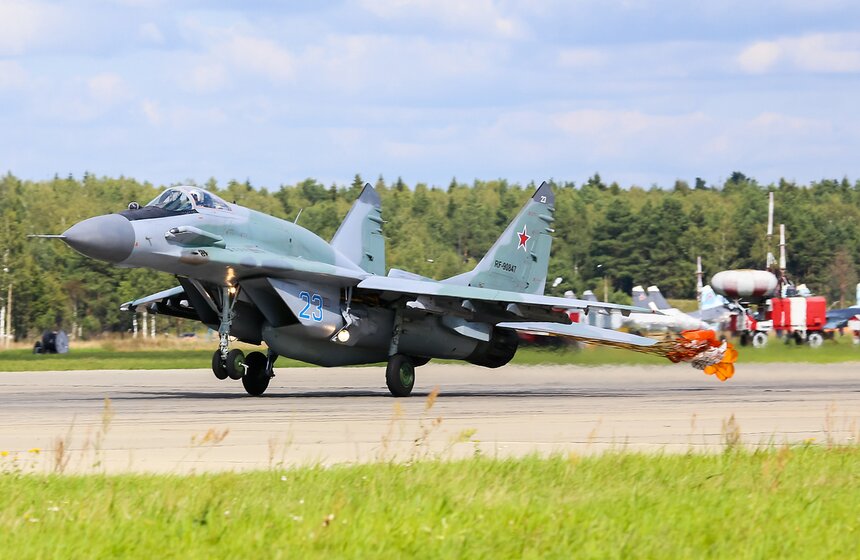 Пилотажные группы выступили в Кубинке перед форумом "Армия-2016" 40 фото