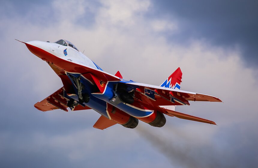 Пилотажные группы выступили в Кубинке перед форумом "Армия-2016" 24 фото