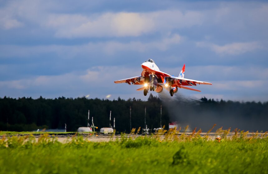 Пилотажные группы выступили в Кубинке перед форумом "Армия-2016" 23 фото