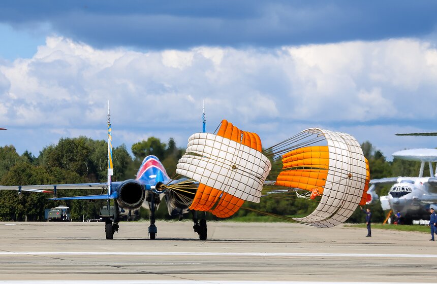 Пилотажные группы выступили в Кубинке перед форумом "Армия-2016" 36 фото