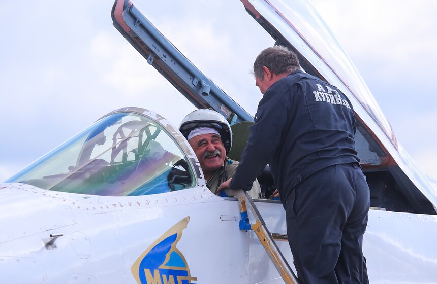 Пилотажные группы выступили в Кубинке перед форумом "Армия-2016" 30 фото