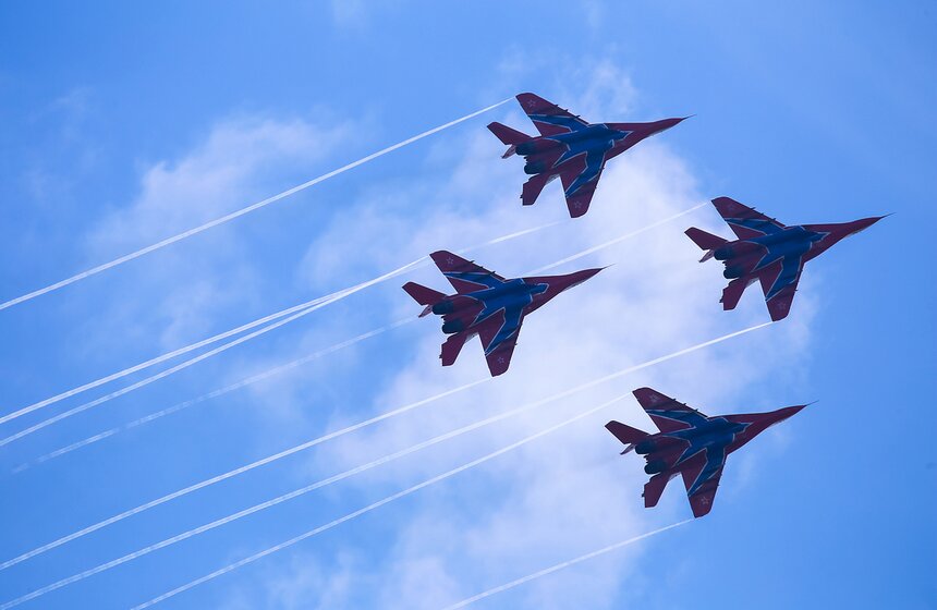 Пилотажные группы выступили в Кубинке перед форумом "Армия-2016" 29 фото