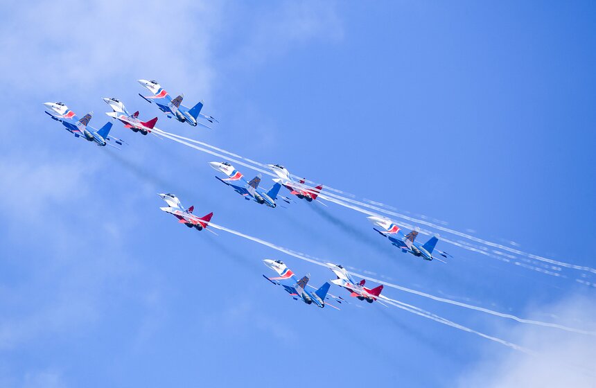 Пилотажные группы выступили в Кубинке перед форумом "Армия-2016" 28 фото