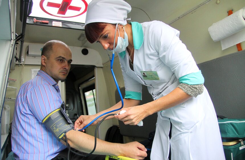 Мобильные прививочные пункты у станций метро 6 фото