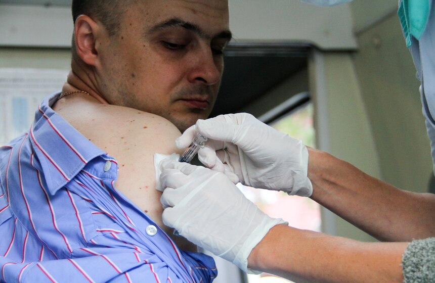 Мобильные прививочные пункты у станций метро 9 фото