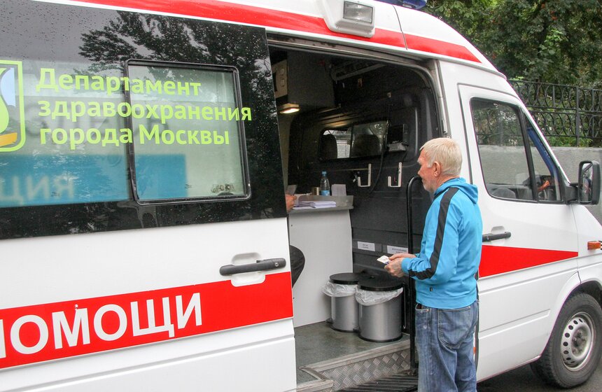 Мобильные прививочные пункты у станций метро 2 фото