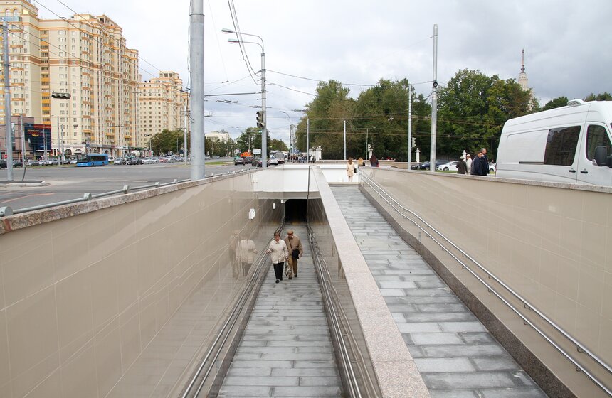 Мэр открыл пешеходный переход у метро "Университет" 8 фото