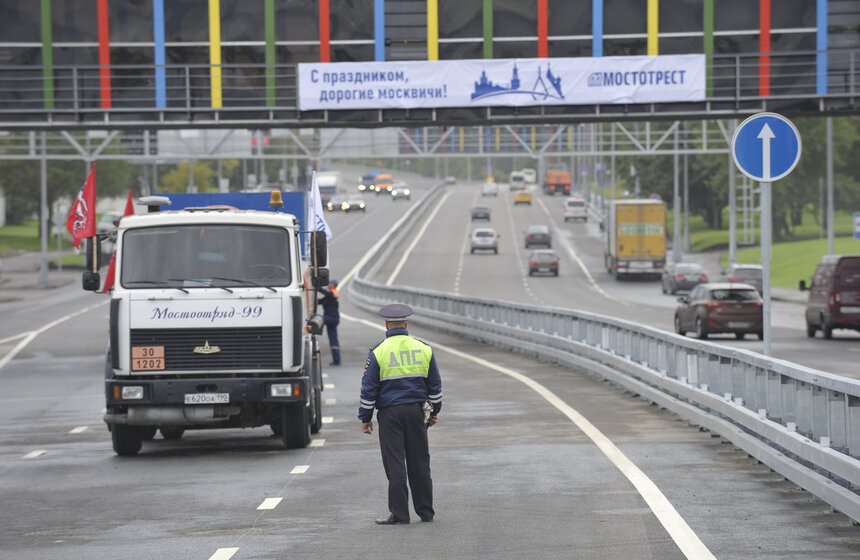 Сергей Собянин открыл движение по эстакаде на Рябиновой улице 13 фото