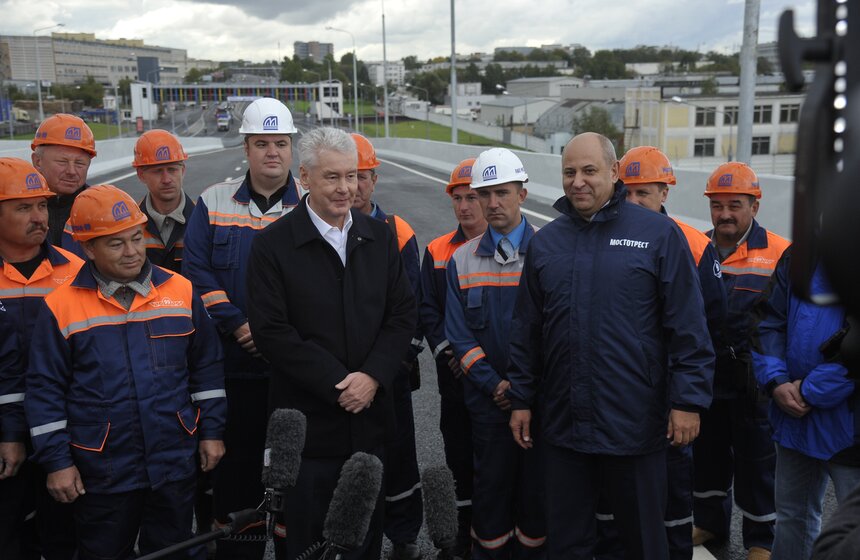Сергей Собянин открыл движение по эстакаде на Рябиновой улице 26 фото