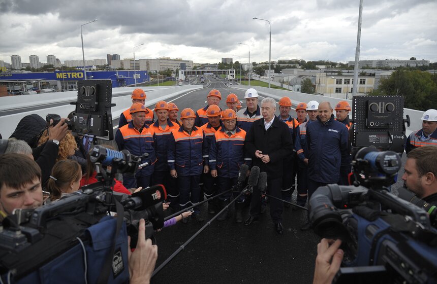 Сергей Собянин открыл движение по эстакаде на Рябиновой улице 24 фото