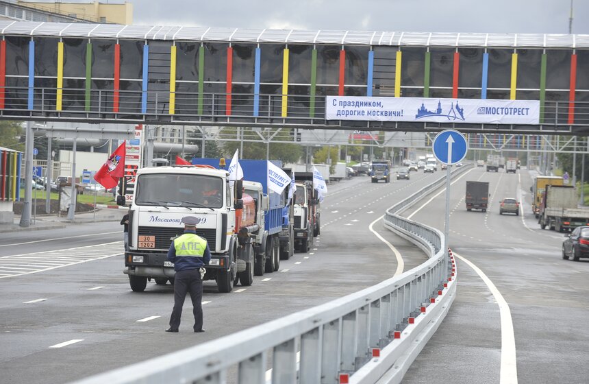 Сергей Собянин открыл движение по эстакаде на Рябиновой улице 7 фото