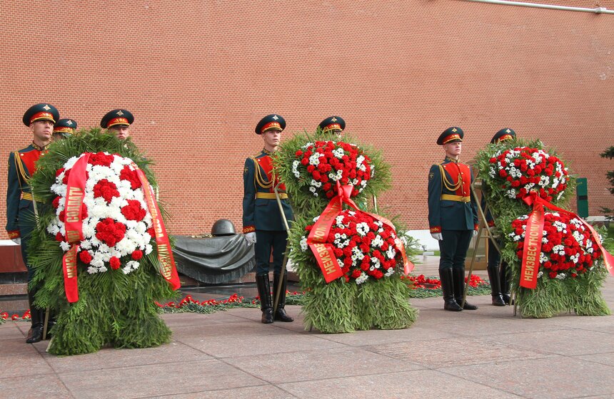 Церемония возложения цветов к Могиле Неизвестного Солдата 28 фото