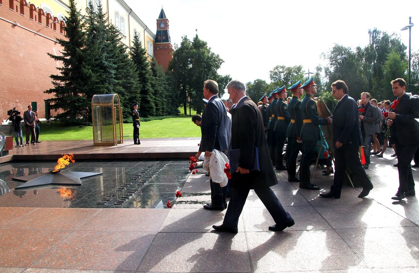 Церемония возложения цветов к Могиле Неизвестного Солдата 19 фото