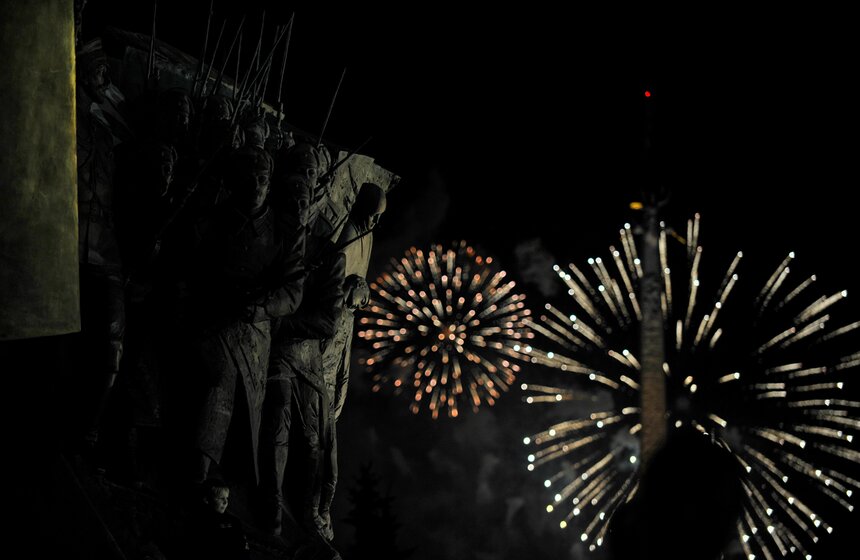 Фейерверк в честь Дня города запустили на Поклонной горе 3 фото