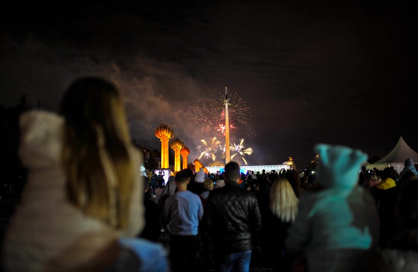 Фейерверк в честь Дня города запустили на Поклонной горе 1 фото