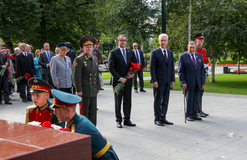 Церемония возложения цветов к Могиле Неизвестного Солдата 8 фото