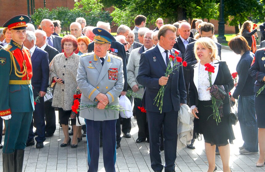 Церемония возложения цветов к Могиле Неизвестного Солдата 4 фото