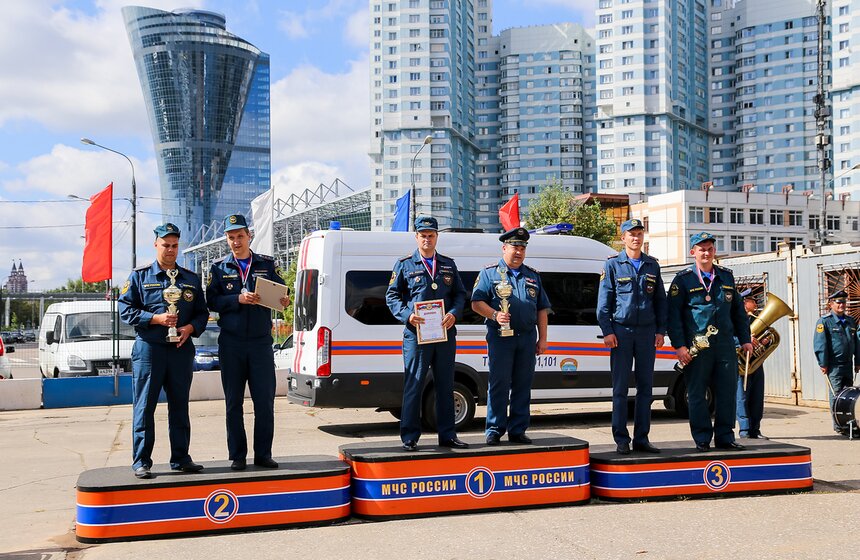 Соревнования пожарных прошли на Ходынском поле 33 фото