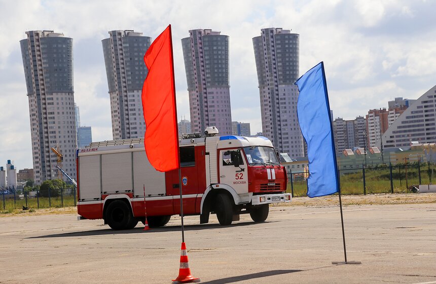 Соревнования пожарных прошли на Ходынском поле 30 фото
