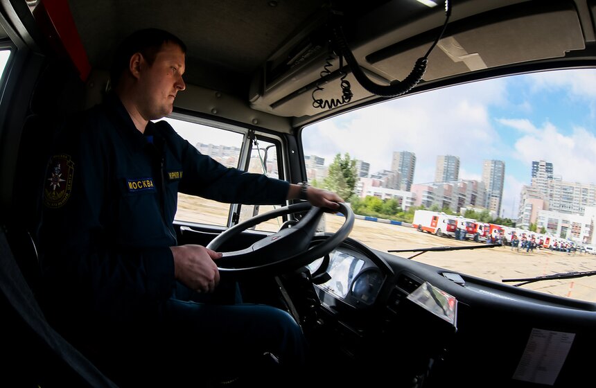 Соревнования пожарных прошли на Ходынском поле 12 фото