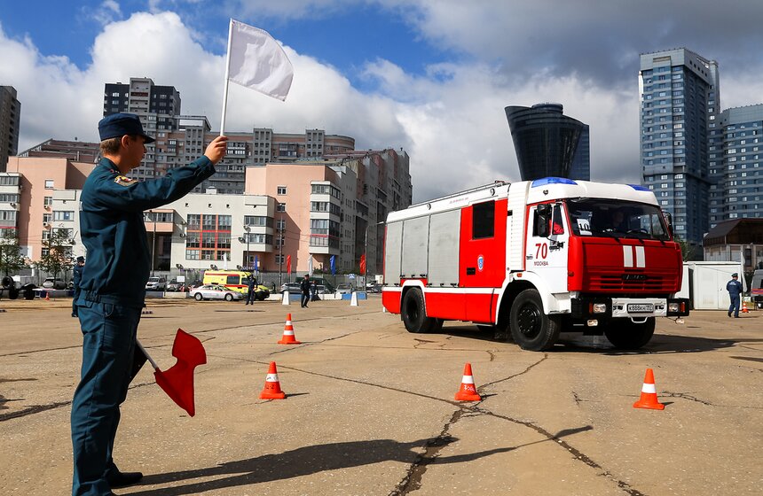 Соревнования пожарных прошли на Ходынском поле 16 фото