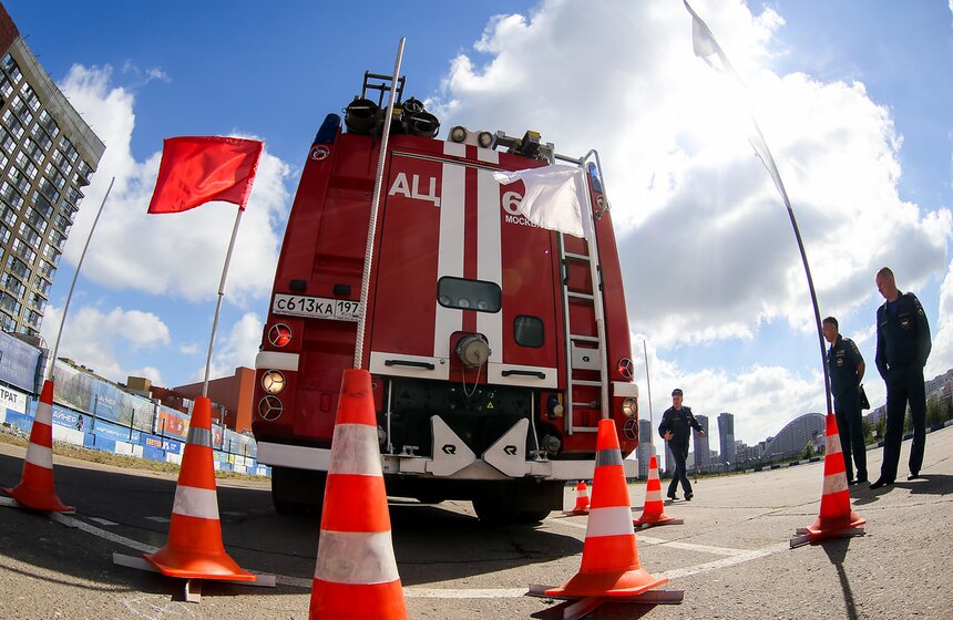 Соревнования пожарных прошли на Ходынском поле 18 фото