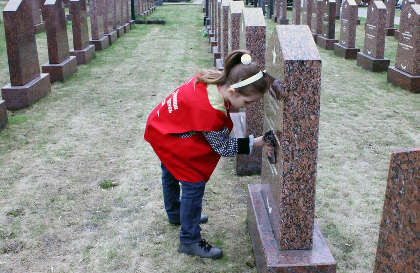 Активисты Детского движения облагородили воинские захоронения 3 фото