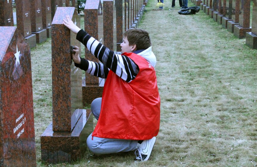 Активисты Детского движения облагородили воинские захоронения 6 фото