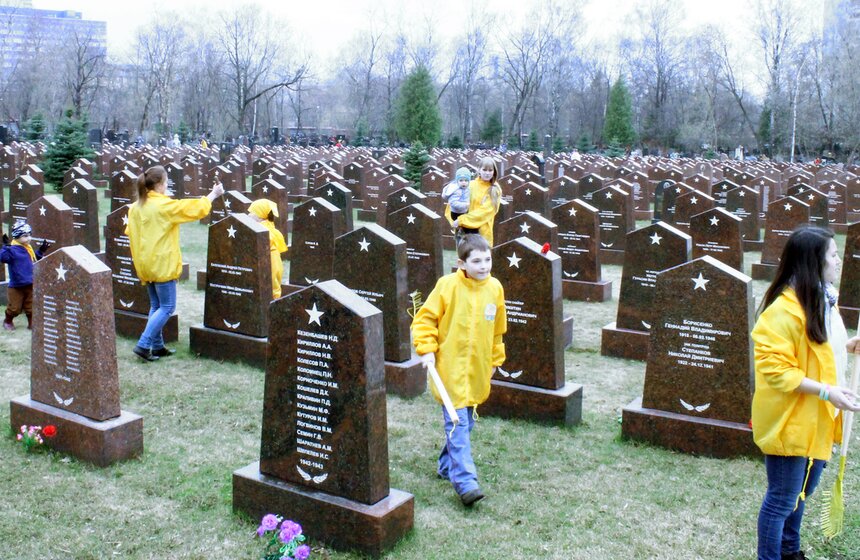 Активисты Детского движения облагородили воинские захоронения 7 фото