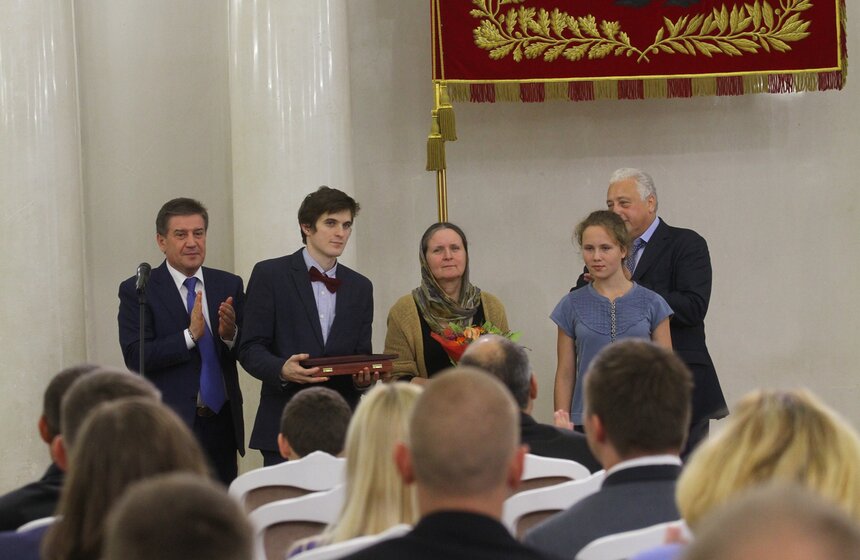 Леонид Печатников вручил награды многодетным родителям 10 фото