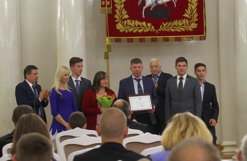 Леонид Печатников вручил награды многодетным родителям 9 фото