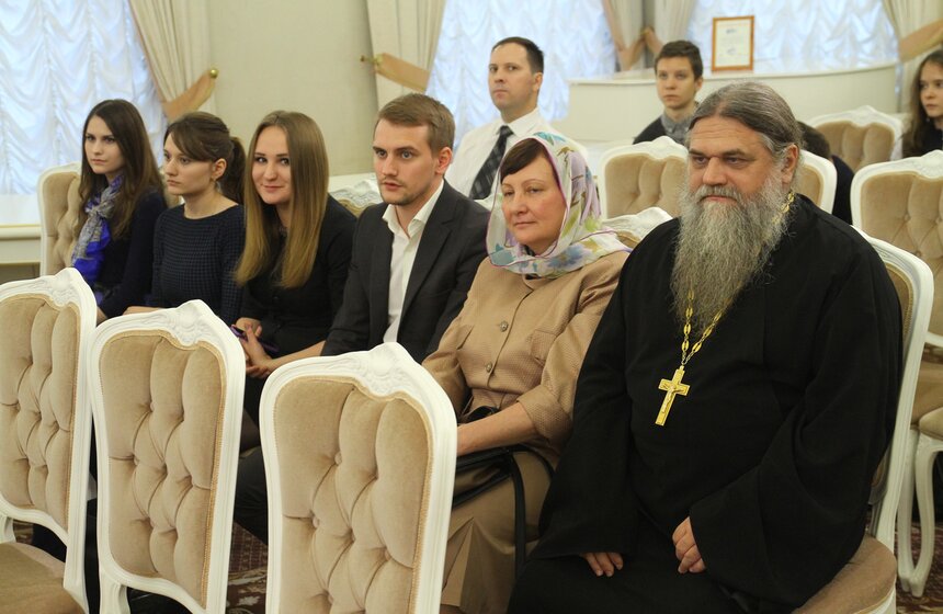 Леонид Печатников вручил награды многодетным родителям 3 фото