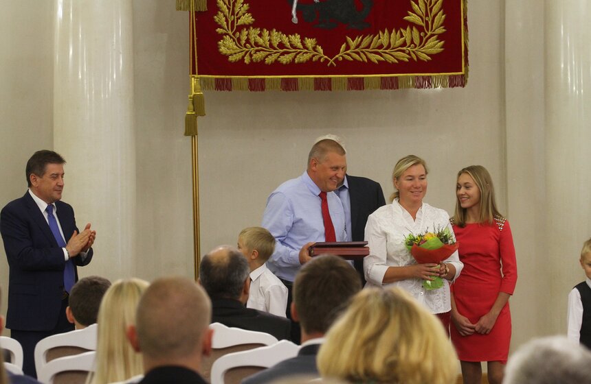 Леонид Печатников вручил награды многодетным родителям 7 фото