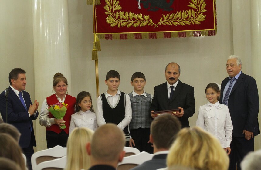 Леонид Печатников вручил награды многодетным родителям 5 фото