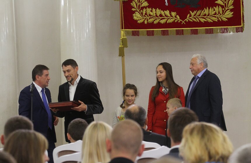 Леонид Печатников вручил награды многодетным родителям 6 фото