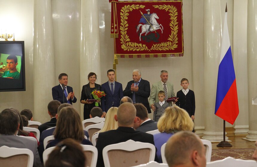 Леонид Печатников вручил награды многодетным родителям 14 фото