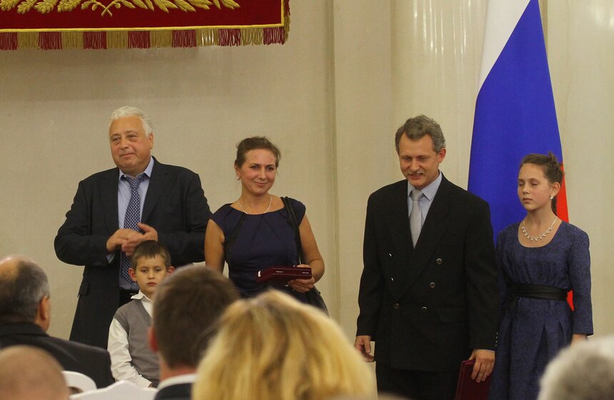 Леонид Печатников вручил награды многодетным родителям 18 фото