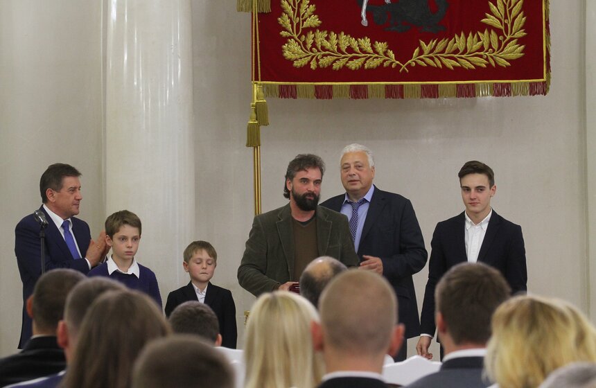 Леонид Печатников вручил награды многодетным родителям 16 фото