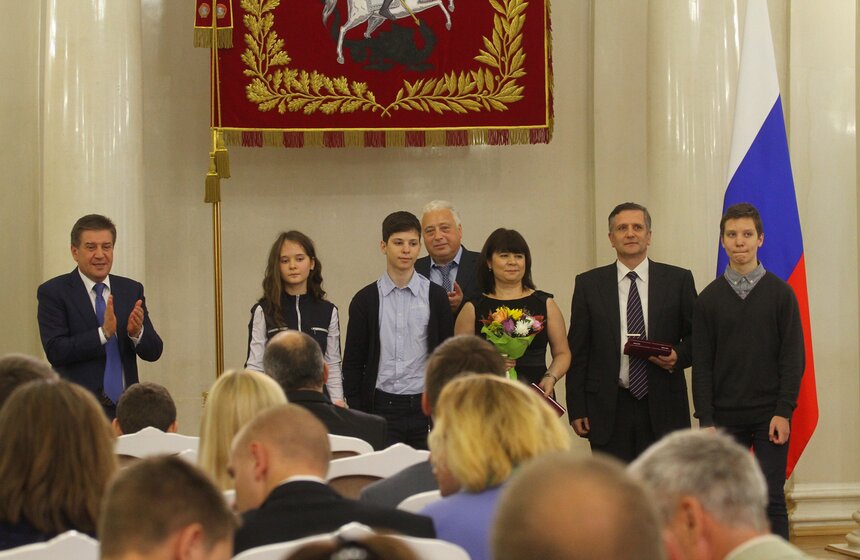 Леонид Печатников вручил награды многодетным родителям 19 фото