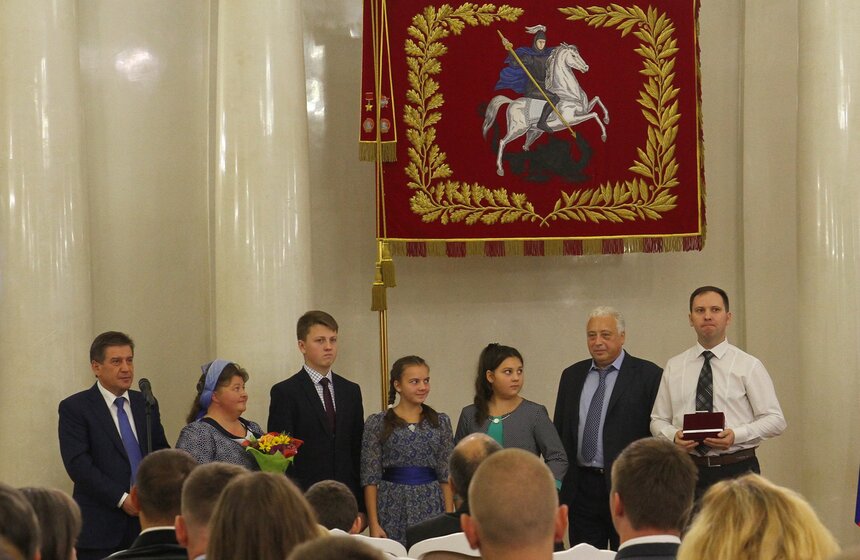 Леонид Печатников вручил награды многодетным родителям 13 фото