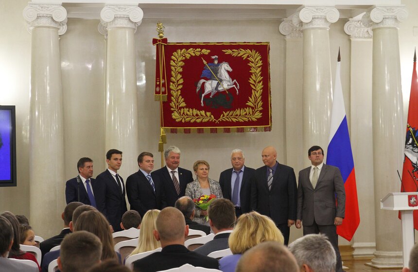 Леонид Печатников вручил награды многодетным родителям 12 фото