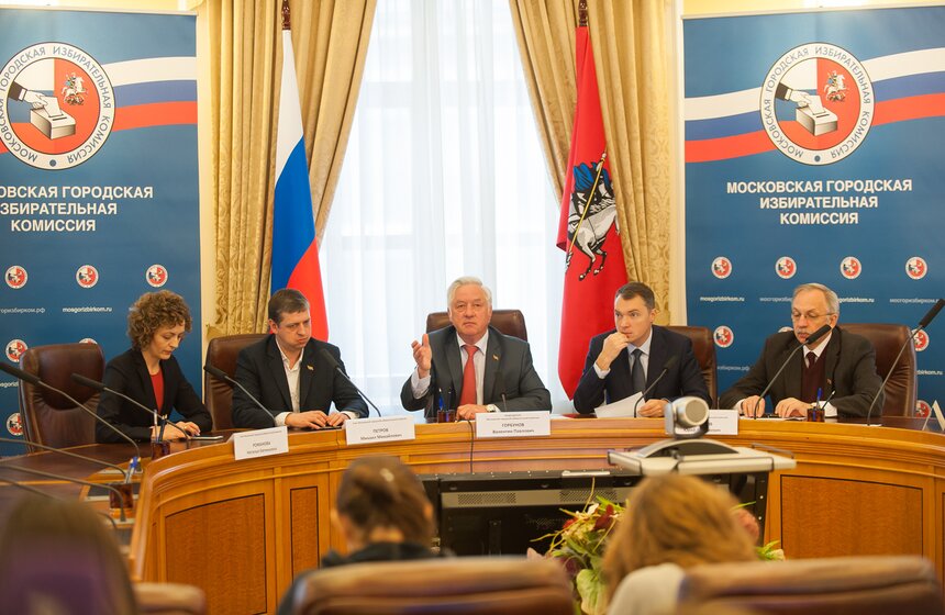 Фото. Как в Москве следят за выборами в Госдуму 12 фото