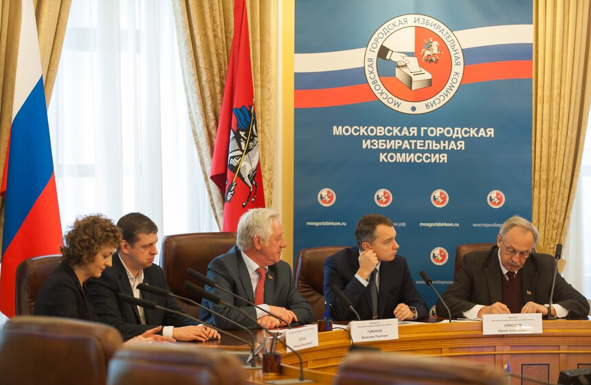 Фото. Как в Москве следят за выборами в Госдуму 16 фото