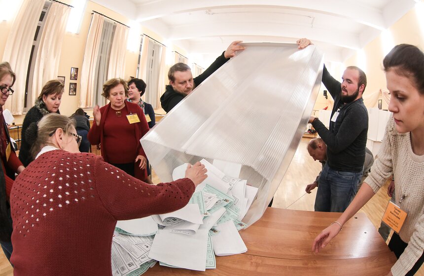 Фото. Подсчет голосов на выборах в Госдуму в Москве 12 фото