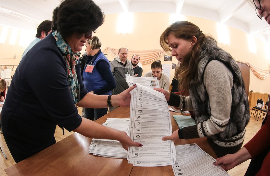 Фото. Подсчет голосов на выборах в Госдуму в Москве 11 фото