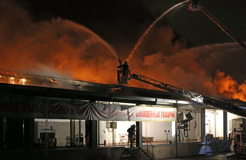 Крупный пожар произошел на складе в Гольянове 4 фото