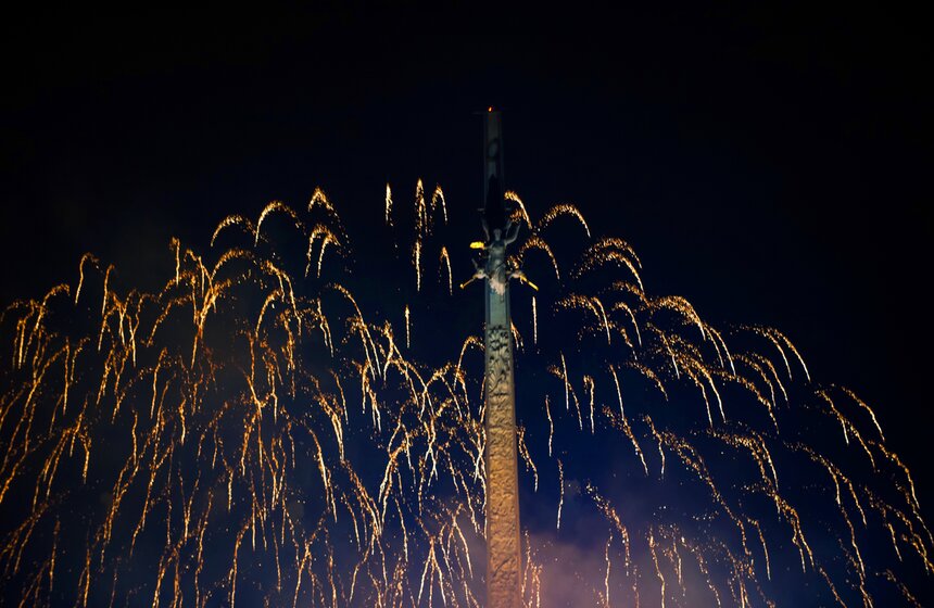 Фейерверк в честь Дня города запустили на Поклонной горе 11 фото