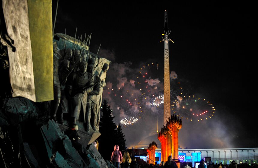 Фейерверк в честь Дня города запустили на Поклонной горе 9 фото